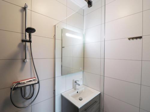 Bilik mandi di Spacious holiday home in Leons with garden
