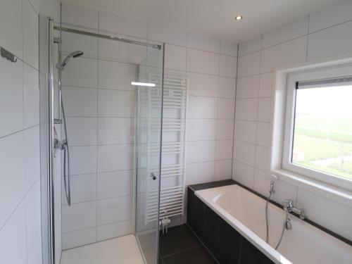 Bilik mandi di Spacious holiday home in Leons with garden