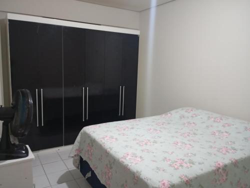 Ένα ή περισσότερα κρεβάτια σε δωμάτιο στο Apartamento próximo ao parque do povo