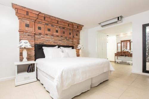A bed or beds in a room at La Mision Hotel Boutique