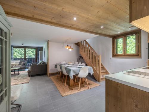 une cuisine et une salle à manger avec une table et un escalier dans l'établissement Appartement rénové, 3 chambres, proche pistes, terrasse - FR-1-566-78, à Les Allues