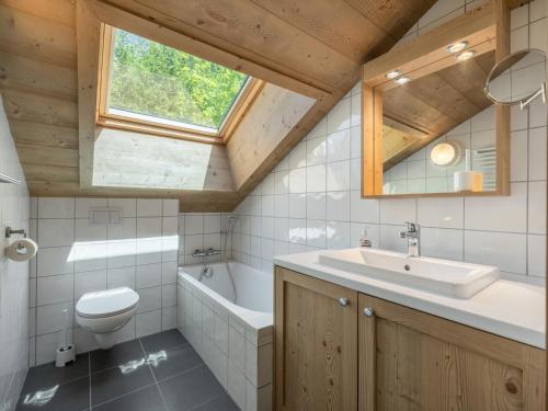 La salle de bains est pourvue d'un lavabo, de toilettes et d'une fenêtre. dans l'établissement Appartement rénové, 3 chambres, proche pistes, terrasse - FR-1-566-78, à Les Allues