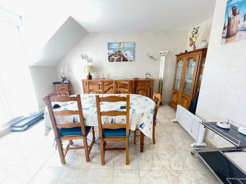 une salle à manger avec une table et deux chaises dans l'établissement Spacieux appartement pour 6 pers. avec balcon, Sarzeau - FR-1-639-147, à Sarzeau