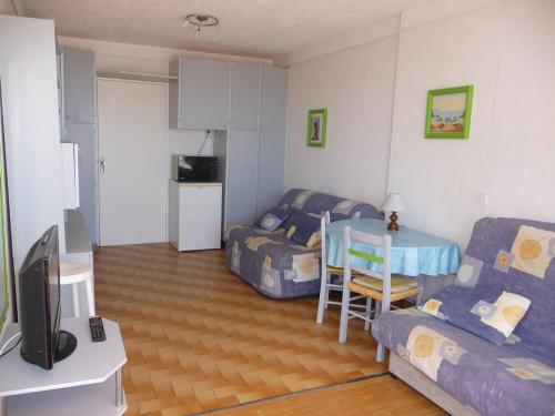 un salon avec un canapé et une table dans l'établissement Studio Cabine RDC, 4 Pers, Accès Direct Plage - FR-1-782-78, au Barcarès