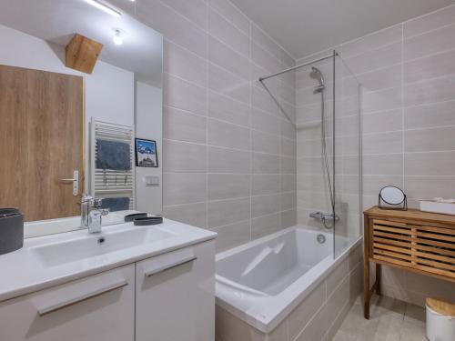 une salle de bain avec une baignoire, un lavabo et une douche dans l'établissement Duplex moderne 10 pers, Wi-Fi, parking, proche St-Gervais - FR-1-663-48, à Saint-Gervais-les-Bains