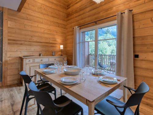 une salle à manger avec une table et des chaises et une fenêtre dans l'établissement Duplex moderne 10 pers, Wi-Fi, parking, proche St-Gervais - FR-1-663-48, à Saint-Gervais-les-Bains