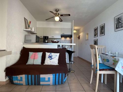 un salon avec un lit et une cuisine dans l'établissement Appartement à Banyuls-sur-Mer, vue mer, centre-ville, proche plages - FR-1-225C-174, à Banyuls-sur-Mer