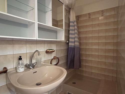 une salle de bain avec un lavabo et un miroir dans l'établissement Appartement à Banyuls-sur-Mer, vue mer, centre-ville, proche plages - FR-1-225C-174, à Banyuls-sur-Mer