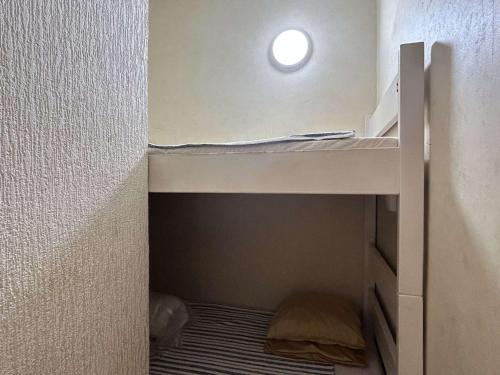 une petite pièce avec un lit superposé dans un mur dans l'établissement Appartement à Banyuls-sur-Mer, vue mer, centre-ville, proche plages - FR-1-225C-174, à Banyuls-sur-Mer