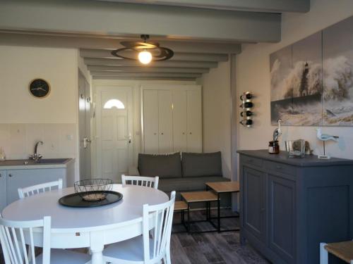 Photo de la galerie de l'établissement Maison près plage avec piscine chauffée & animaux admis, à Sarzeau - FR-1-775-31, à Sarzeau