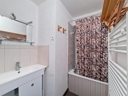 une salle de bain avec douche et lavabo dans l'établissement Studio au pied des pistes avec balcon sud - FR-1-344-1229, aux Menuires