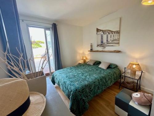 une chambre avec un lit et une grande fenêtre dans l'établissement Bel appartement T3 rénové avec vue sur mer à Royan - FR-1-494-213, à Royan
