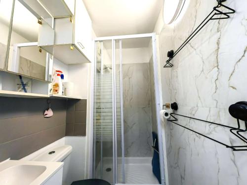 une salle de bain avec douche et lavabo dans l'établissement Studio cabine 4 pers., proche plage, quartier Falaises - FR-1-607-225, au Cap d'Agde
