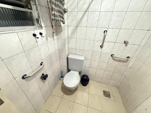 Un baño con inodoro y ducha en Pie en la arena Playa de Ocean IV, en Samaritá