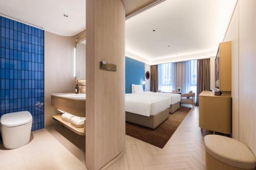 Postel nebo postele na pokoji v ubytování Tianjin Baodi Economic Development Zone Orange Crystal Hotel