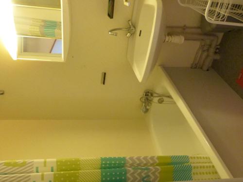 une salle de bain avec un lavabo et des toilettes dans une chambre dans l'établissement Noirmoutier : Maisonnette en résidence près de la plage, 5 pers, animaux admis - FR-1-823-81, à Barbâtre