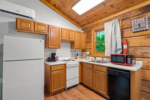 Køkken eller tekøkken på Romantic Cabin, Hot Tub, WiFi, Fireplace