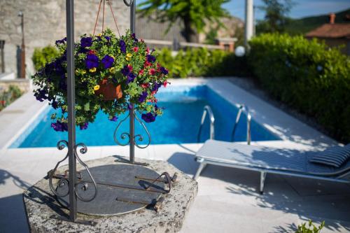 Φωτογραφία από το άλμπουμ του Captain's Villa with Swimming Pool σε Jurdani
