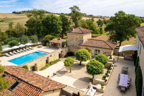 une vue aérienne d'une maison avec piscine dans l'établissement Maison Des Pelerins, à La Sauvetat