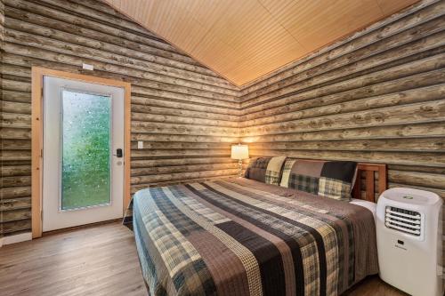 Una cama o camas en una habitación de Secluded Nature Views, Hot Tub, WiFi, King Bed, Fireplace
