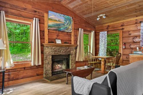 Shady Grove, Pet-Friendly Cabin, In-Room Jacuzzi, King Bed, WiFi photo 32