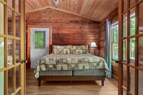 Shady Grove, Pet-Friendly Cabin, In-Room Jacuzzi, King Bed, WiFi photo 28