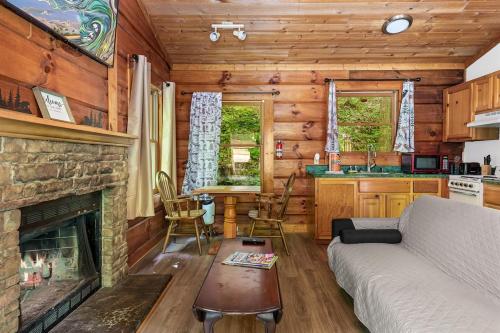 Shady Grove, Pet-Friendly Cabin, In-Room Jacuzzi, King Bed, WiFi photo 26