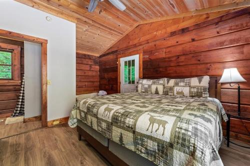 Shady Grove, Pet-Friendly Cabin, In-Room Jacuzzi, King Bed, WiFi photo 3