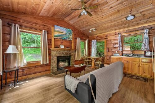 Shady Grove, Pet-Friendly Cabin, In-Room Jacuzzi, King Bed, WiFi photo 24