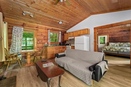 Shady Grove, Pet-Friendly Cabin, In-Room Jacuzzi, King Bed, WiFi photo 6