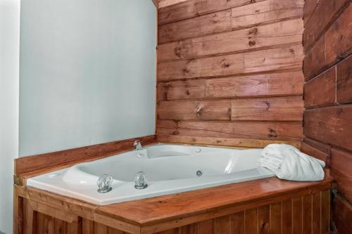 Shady Grove, Pet-Friendly Cabin, In-Room Jacuzzi, King Bed, WiFi photo 21