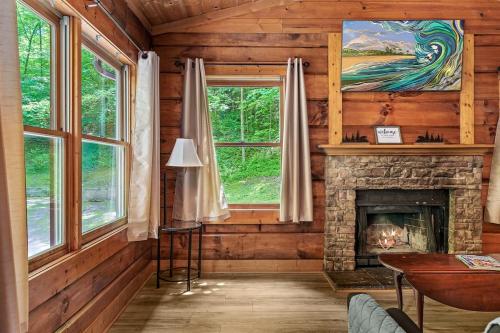 Shady Grove, Pet-Friendly Cabin, In-Room Jacuzzi, King Bed, WiFi photo 5
