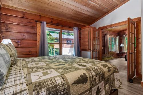 Shady Grove, Pet-Friendly Cabin, In-Room Jacuzzi, King Bed, WiFi photo 19