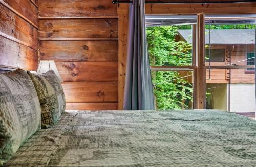 Shady Grove, Pet-Friendly Cabin, In-Room Jacuzzi, King Bed, WiFi photo 17