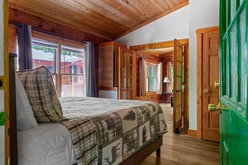 Shady Grove, Pet-Friendly Cabin, In-Room Jacuzzi, King Bed, WiFi photo 16