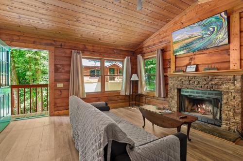 Shady Grove, Pet-Friendly Cabin, In-Room Jacuzzi, King Bed, WiFi photo 15