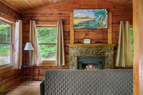 Shady Grove, Pet-Friendly Cabin, In-Room Jacuzzi, King Bed, WiFi photo 14