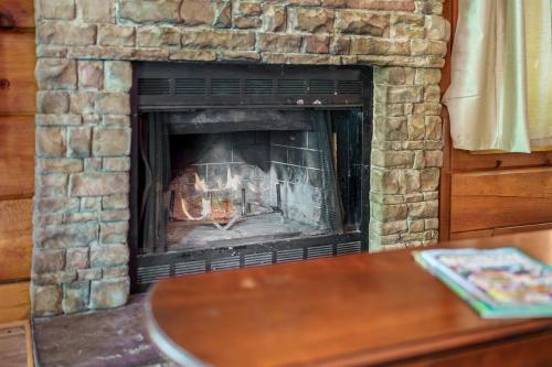 Shady Grove, Pet-Friendly Cabin, In-Room Jacuzzi, King Bed, WiFi photo 11