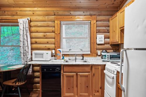 Deer View, Hot Tub, Private Cabin, Close to Everything photo 23