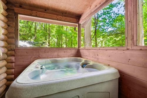 Deer View, Hot Tub, Private Cabin, Close to Everything photo 3