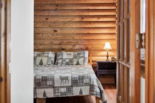 Deer View, Hot Tub, Private Cabin, Close to Everything photo 19