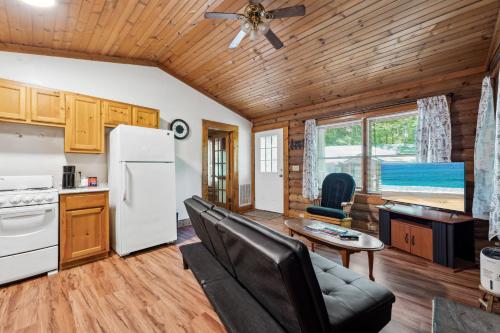 Deer View, Hot Tub, Private Cabin, Close to Everything photo 5