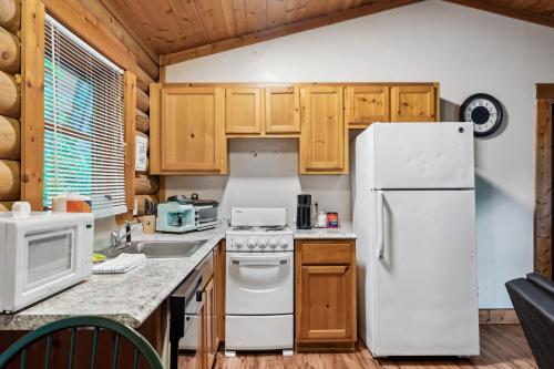 Deer View, Hot Tub, Private Cabin, Close to Everything photo 7