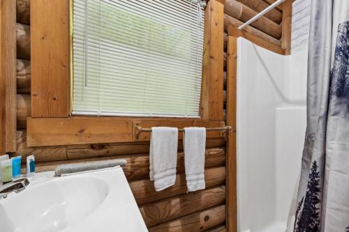 Deer View, Hot Tub, Private Cabin, Close to Everything photo 14