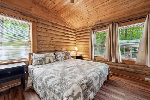 Deer View, Hot Tub, Private Cabin, Close to Everything photo 4