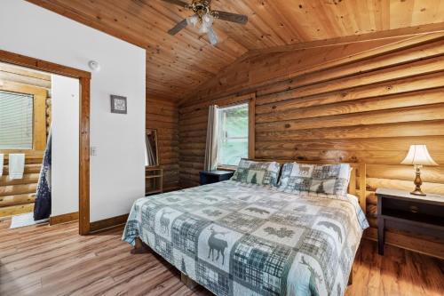 Deer View, Hot Tub, Private Cabin, Close to Everything photo 9