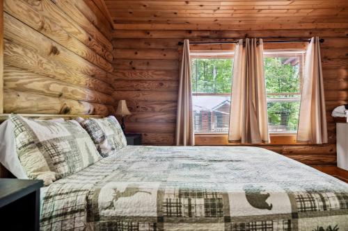 Deer View, Hot Tub, Private Cabin, Close to Everything photo 11