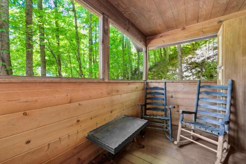 Deer View, Hot Tub, Private Cabin, Close to Everything photo 16