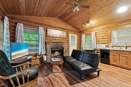 Deer View, Hot Tub, Private Cabin, Close to Everything photo 6