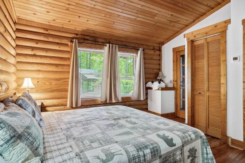 Deer View, Hot Tub, Private Cabin, Close to Everything photo 8